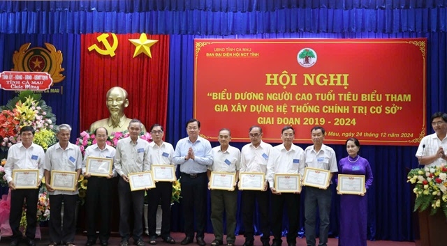  Đại diện lãnh đạo tỉnh trao Bằng khen cho NCT tiêu biểu trong phong trào NCT tham gia xây dựng hệ thống chính trị cơ sở  đoạn 2019 - 2024.