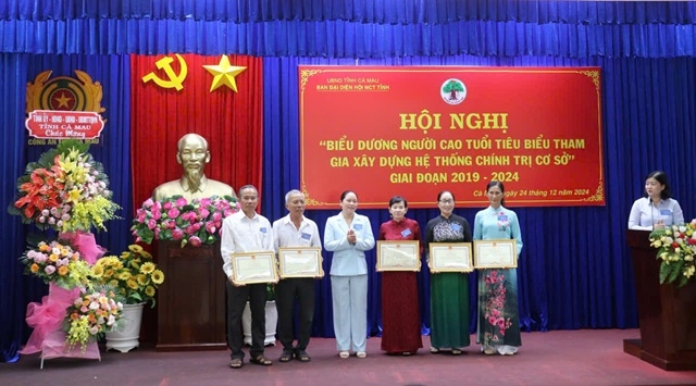 Bà Nguyễn Thu Tư, Phó Giám đốc Sở Lao động - Thương Binh và Xã hội tỉnh trao Bằng khen của UBND tỉnh cho NCT  tiêu biểu trong phong trào NCT tham gia xây dựng hệ thống chính trị cơ sở  đoạn 2019 - 2024.