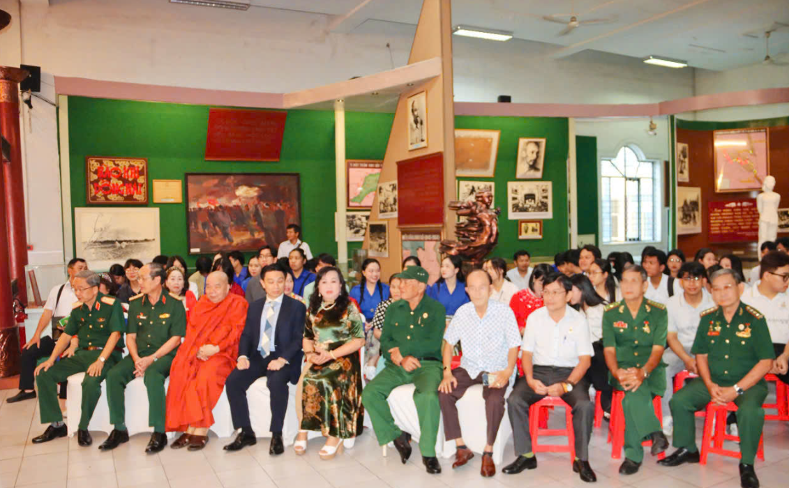 Giao lưu và tặng quà sinh viên Campuchia và Lào