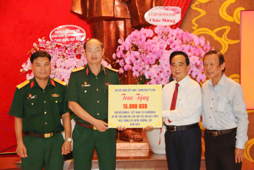 Giao lưu và tặng quà sinh viên Campuchia và Lào