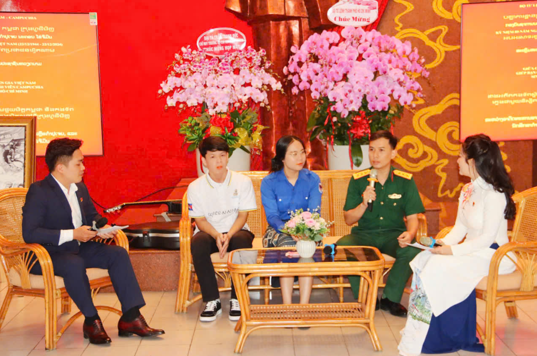 Giao lưu và tặng quà sinh viên Campuchia và Lào