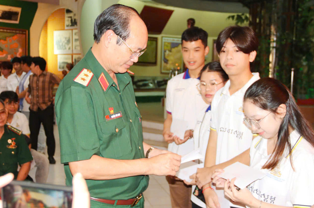 Giao lưu và tặng quà sinh viên Campuchia và Lào