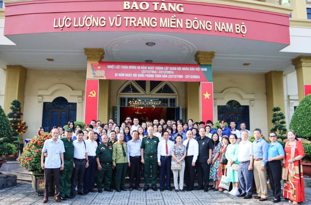 Giao lưu và tặng quà sinh viên Campuchia và Lào