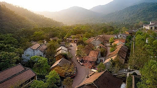 Trung tâm Văn hóa Trúc Lâm tọa lạc dưới chân núi Yên Tử, là quần thể tiếp nối văn hóa đậm “hồn Việt, nét Trần, tinh thần Thiền Trúc Lâm”Khu nghỉ dưỡng Làng Nương Yên Tử, mang nét Làng quê Việt cổ.