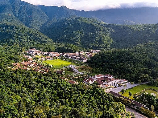 Trung tâm Văn hóa Trúc Lâm tọa lạc dưới chân núi Yên Tử, là quần thể tiếp nối văn hóa đậm “hồn Việt, nét Trần, tinh thần Thiền Trúc Lâm”