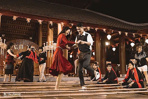         Đêm hội Làng Nương - Không gian nghệ thuật đặc sắc với các tiết mục biểu diễn đậm nét văn hóa người đồng bào dân tộc Dao Thanh Y và truyền thống Bắc Bộ xưa.