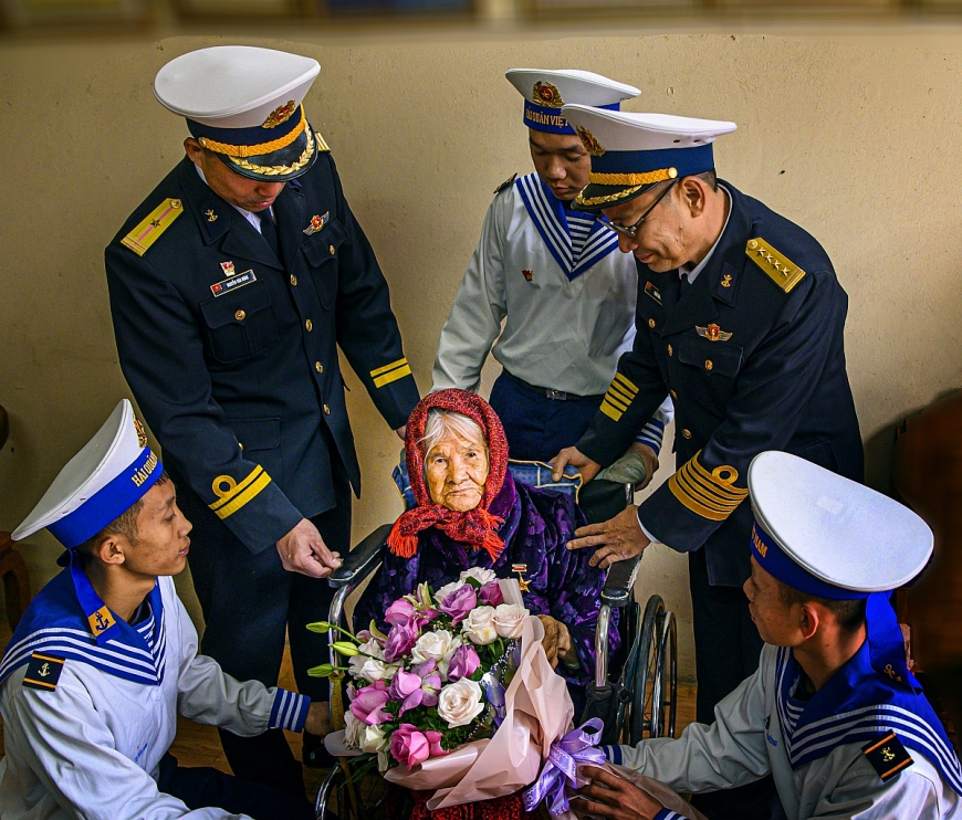 Đại tá Trần văn Nam –Phó Chính ủy Lữ đoàn 147 Hải quân cùng cán bộ chiến sỹ Lữ đoàn tặng quà Mẹ