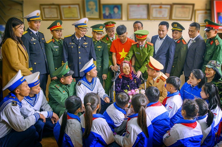 Chúng con luôn bên Mẹ