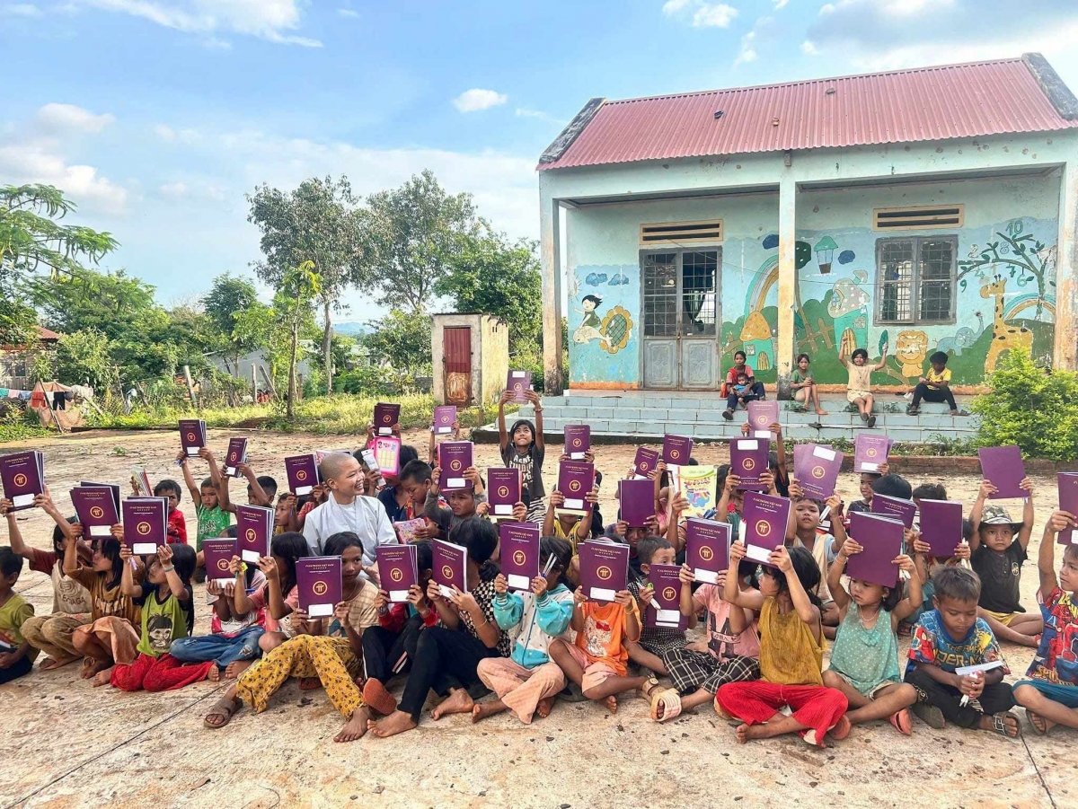 Tặng quà cho trẻ em vùng cao