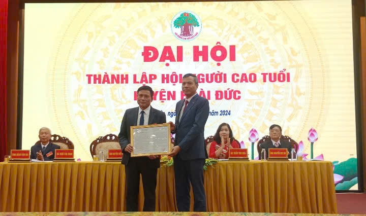 Phấn đấu xây dựng quê hương Hoài Đức Anh hùng sớm trở thành quận