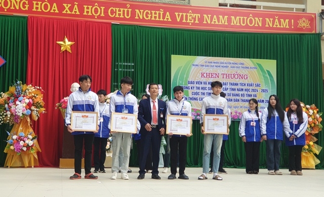 Khen thưởng giáo viên và học sinh đạt thành tích xuất sắc trong kỳ thi học sinh giỏi cấp tỉnh năm học 2024 - 2025