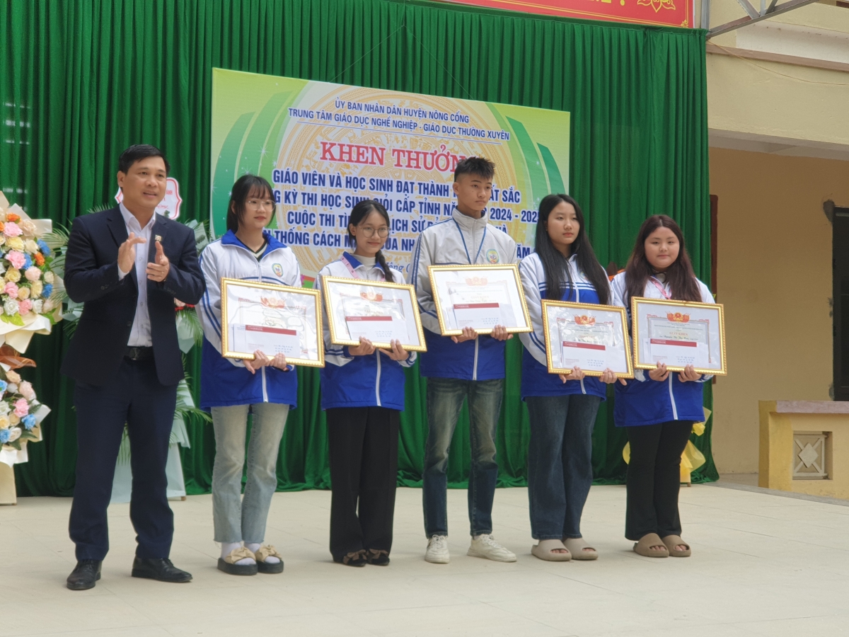 Khen thưởng giáo viên và học sinh đạt thành tích xuất sắc trong kỳ thi học sinh giỏi cấp tỉnh năm học 2024 - 2025