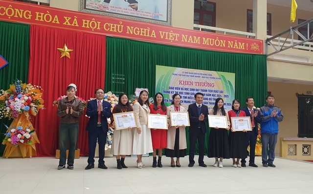 Khen thưởng giáo viên và học sinh đạt thành tích xuất sắc trong kỳ thi học sinh giỏi cấp tỉnh năm học 2024 - 2025
