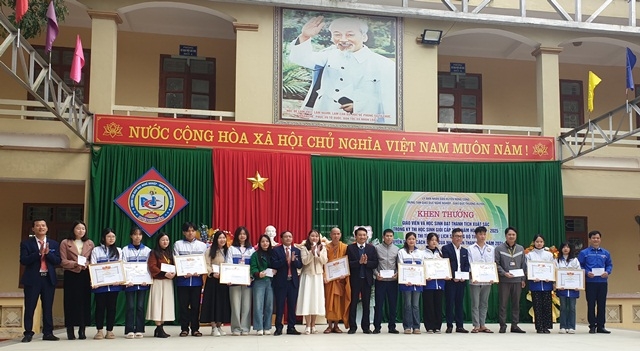 Khen thưởng giáo viên và học sinh đạt thành tích xuất sắc trong kỳ thi học sinh giỏi cấp tỉnh năm học 2024 - 2025