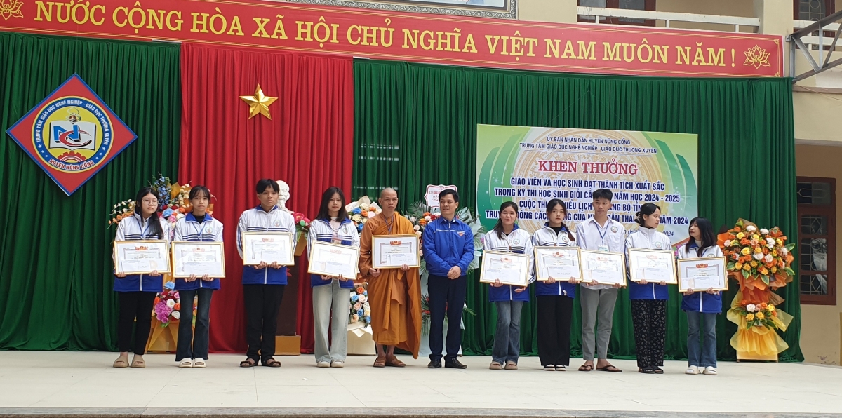 Khen thưởng giáo viên và học sinh đạt thành tích xuất sắc trong kỳ thi học sinh giỏi cấp tỉnh năm học 2024 - 2025