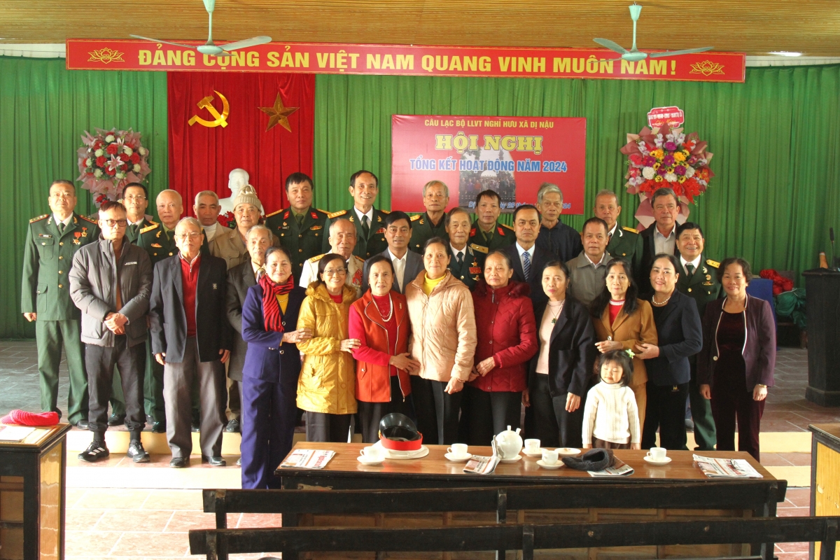 Các đại biểu chụp ảnh lưu niệm