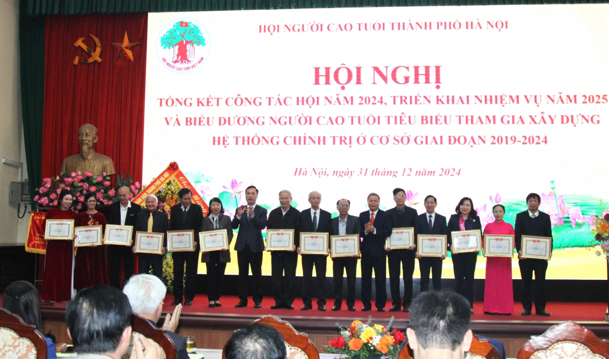 Trao Giấy khen của Hội NCT TP Hà Nội cho các tập thể, cá nhân xuất sắc