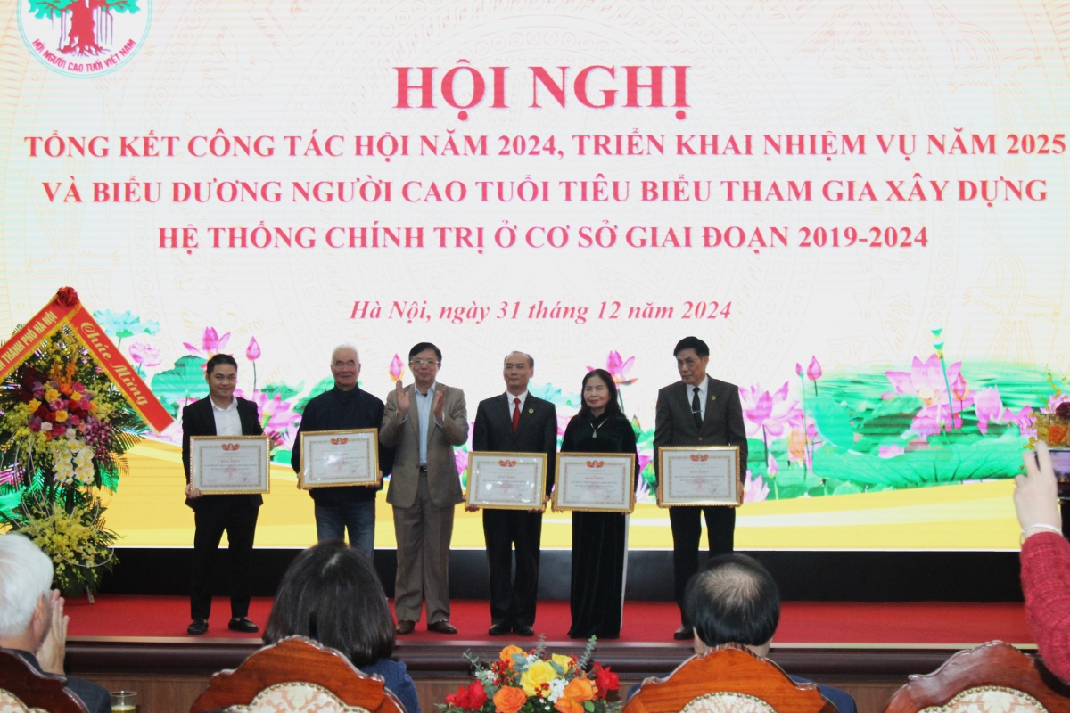 Trao Bằng khen Trung ương Hội cho các tập thể xuất sắc
