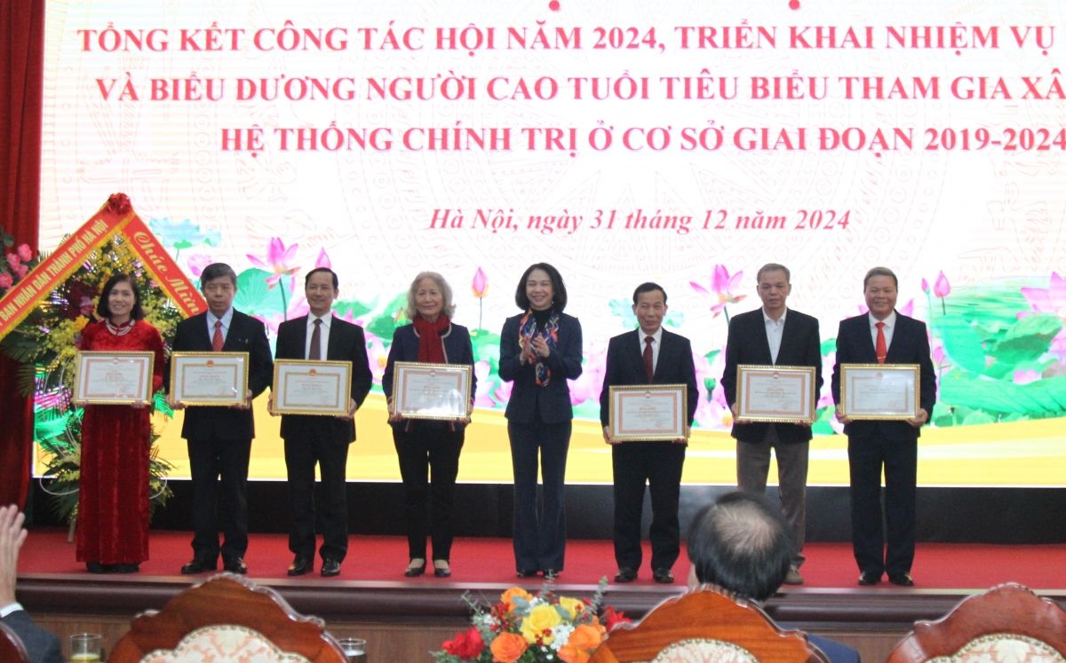 Trao Bằng khen của Chủ tịch UBND TP Hà Nội cho các cá nhân xuất sắc