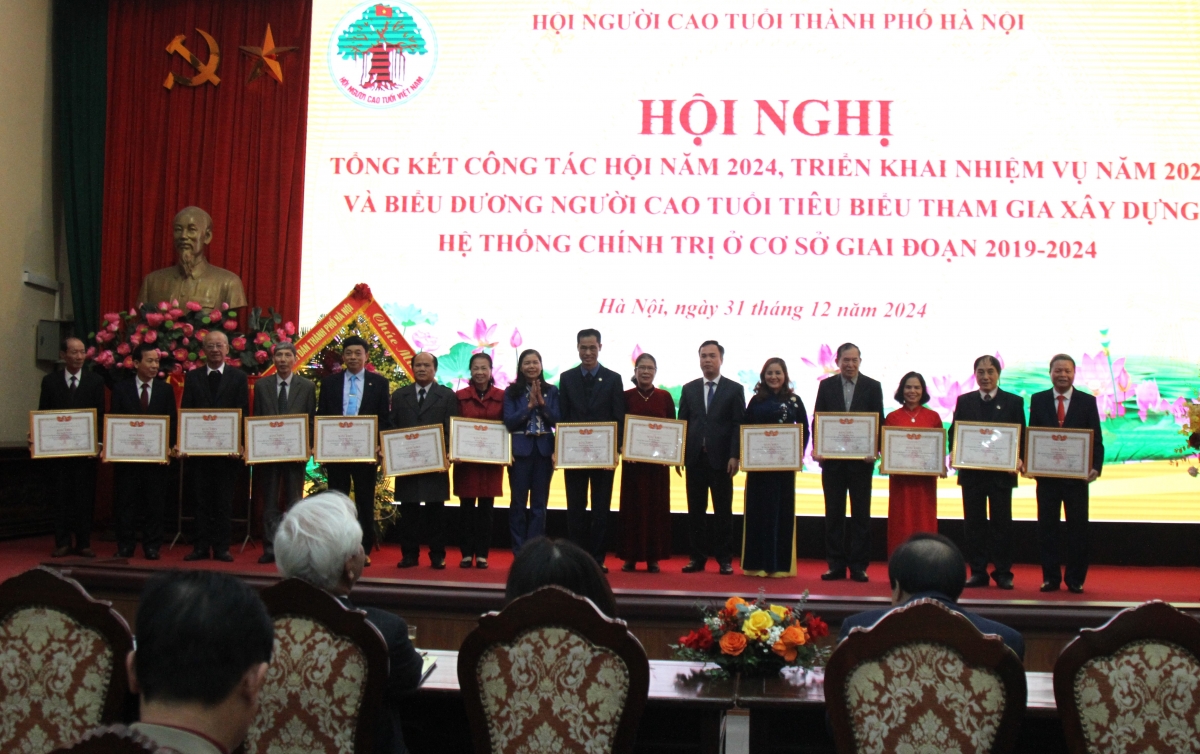 Trao Bằng khen của Chủ tịch UBND TP Hà Nội cho các tập thể, cá nhân xuất sắc