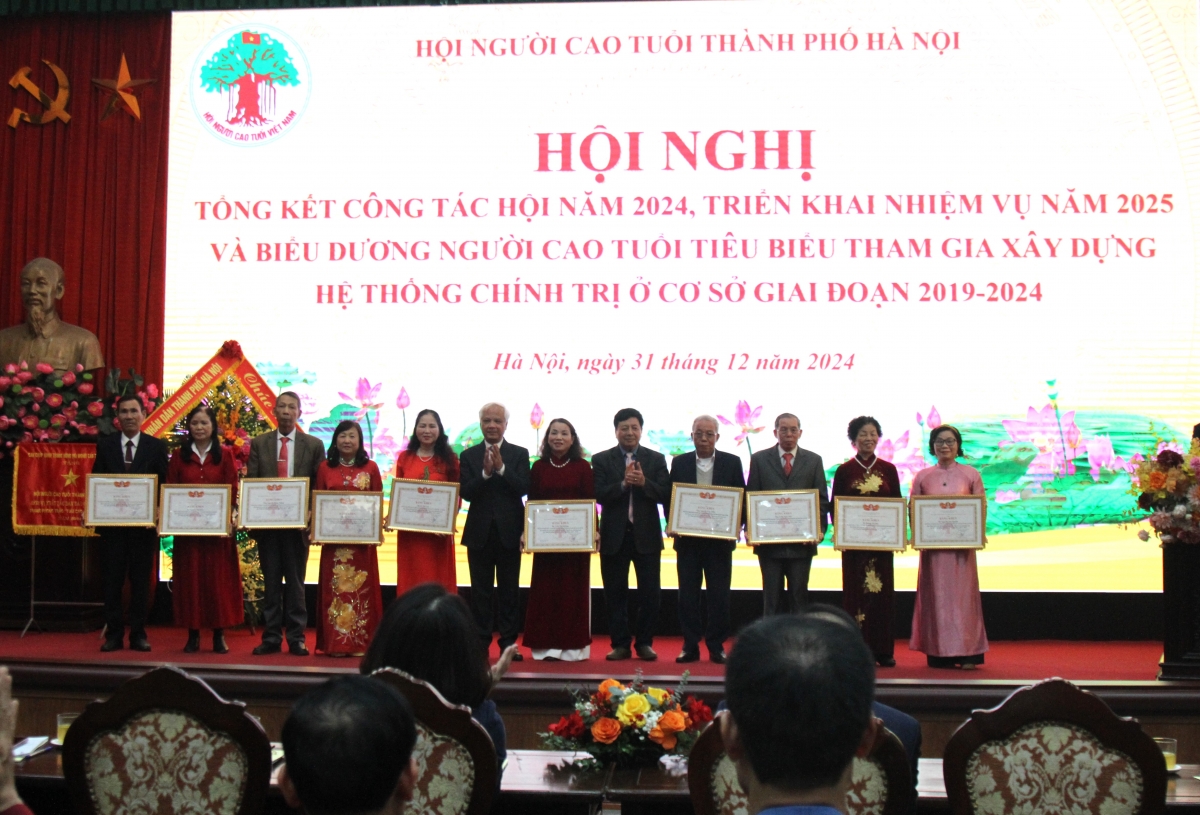 Trao Bằng khen Trung ương Hội cho các cá nhân xuất sắc