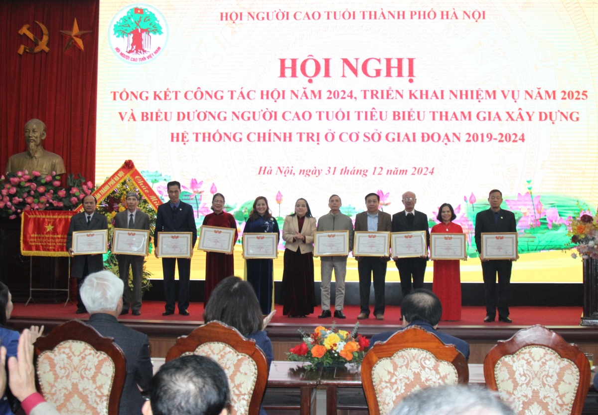 Trao Bằng khen Trung ương Hội cho các tập thể xuất sắc