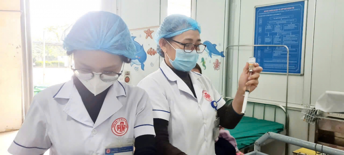 Nữ điều dưỡng đón niềm vui với những lá thư cảm ơn từ bệnh nhân