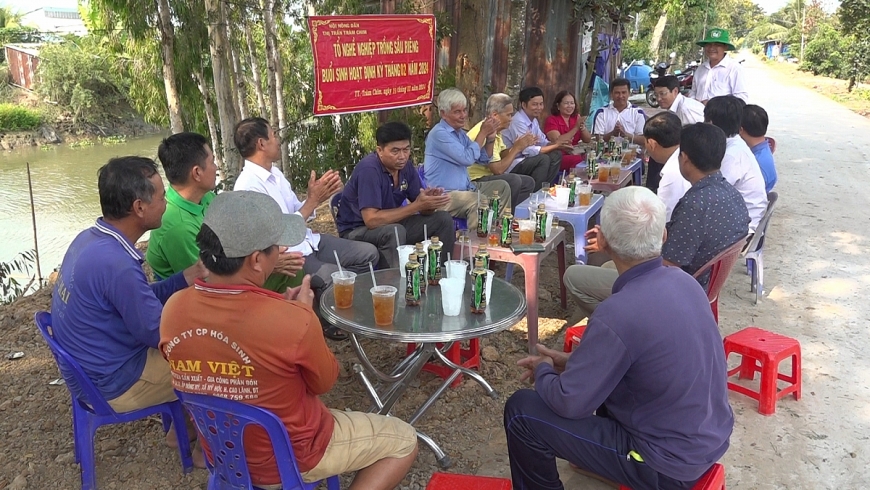 Ông Trang dự buổi sinh hoạt Tổ nghề nghiệp trồng sầu riêng.