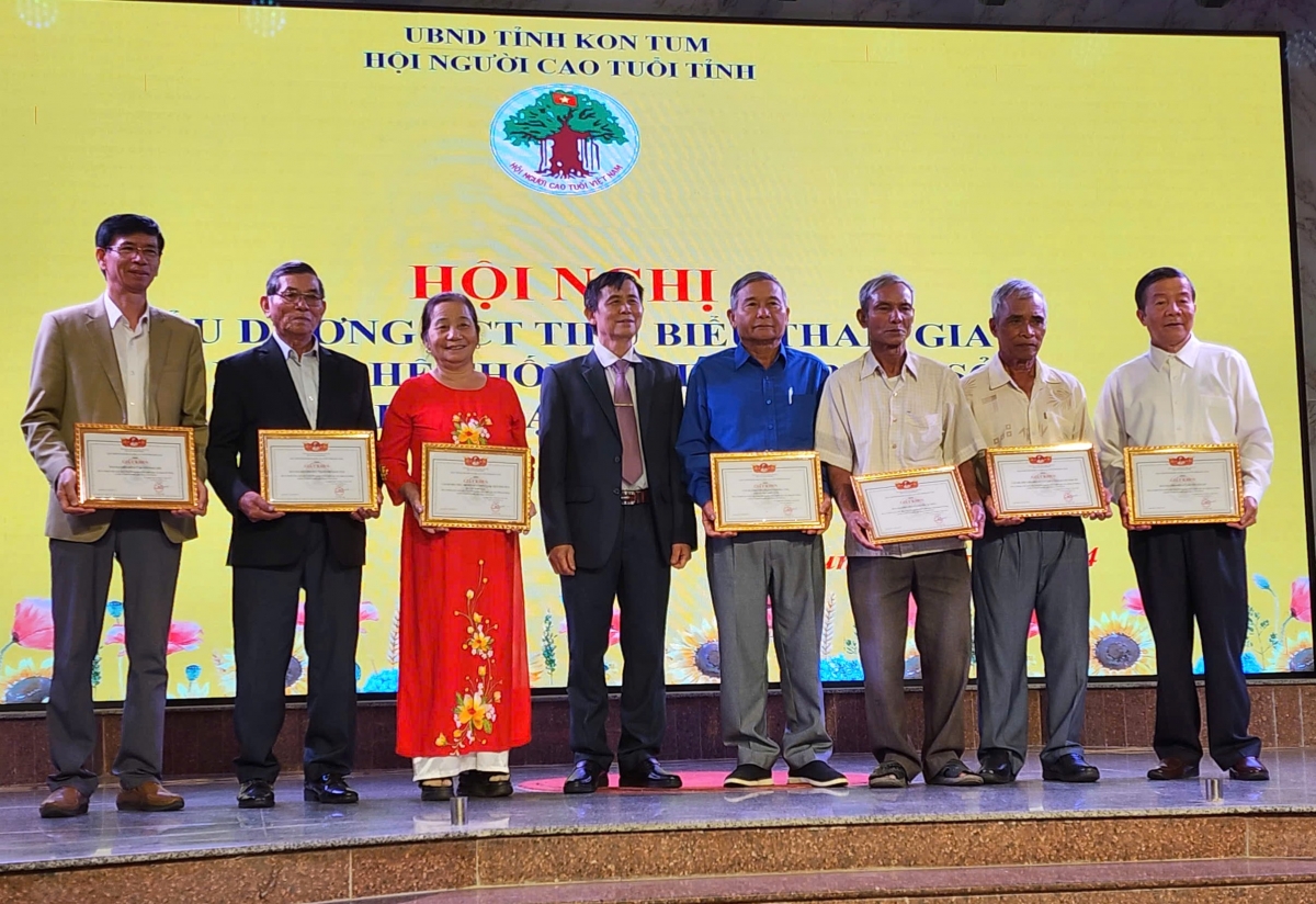 Trao Giấy khen của Hội NCT tỉnh Kon Tum cho các tập thể, cá nhân xuất sắc