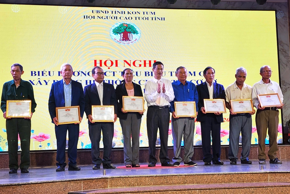 Trao Giấy khen của Hội NCT tỉnh Kon Tum cho các cá nhân xuất sắc