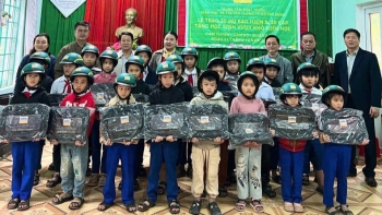 Tặng quà học sinh nhân dịp năm mới 2025