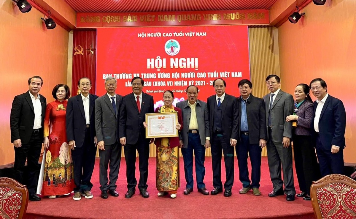 Chủ tịch Nguyễn Thanh Bình trao Bằng khen Trung ương Hội cho bà Dương Thị Quế, Phó chủ tịch HĐQT tập đoàn Quế Lâm