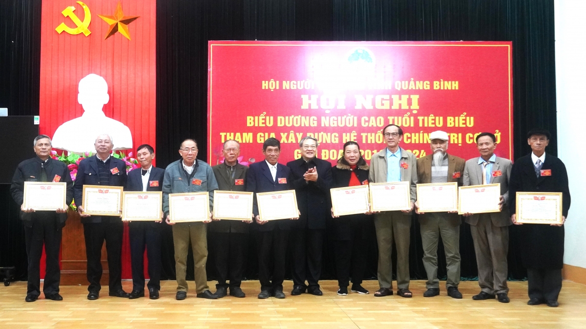 Trao Giấy khen của Hội NCT tỉnh Quảng Bình tôn vinh NCT tiêu biểu tham gia xây dựng hệ thoogns chính trị cơ sở giai đoạn 2019-2024