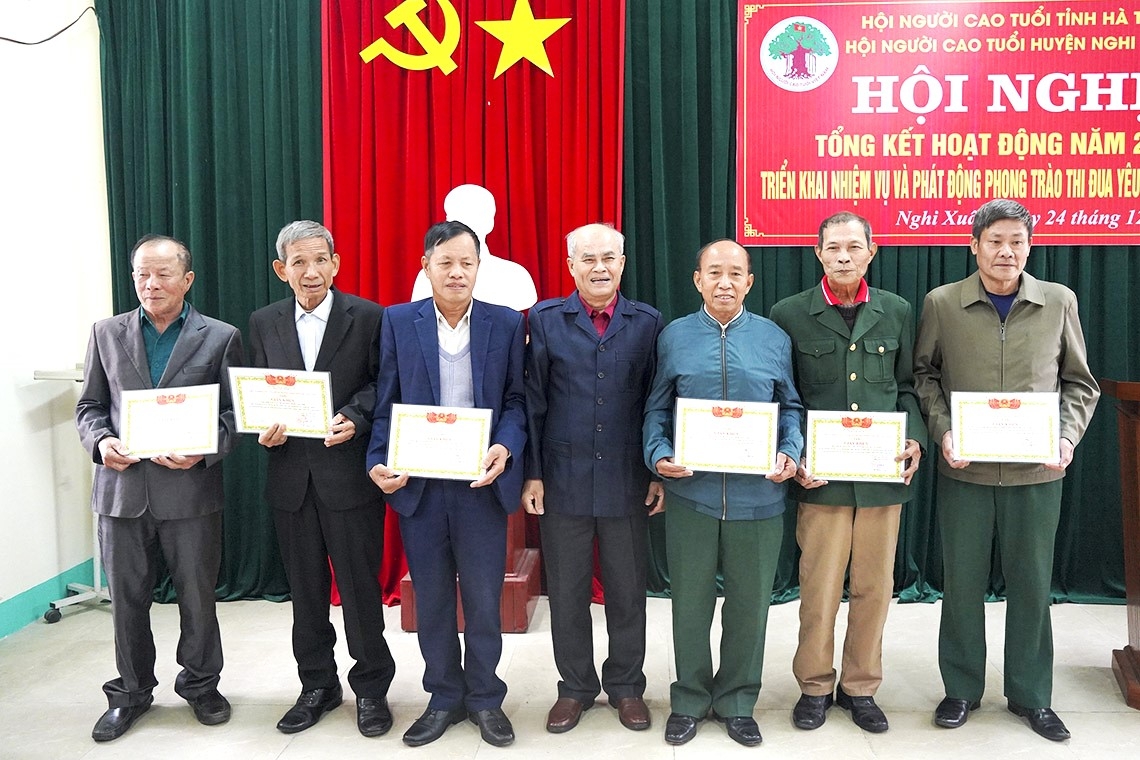 Chủ tịch Hội NCT huyện Nghi Xuân tặng Giấy khen tôn vinh các cá nhân xuất sắc