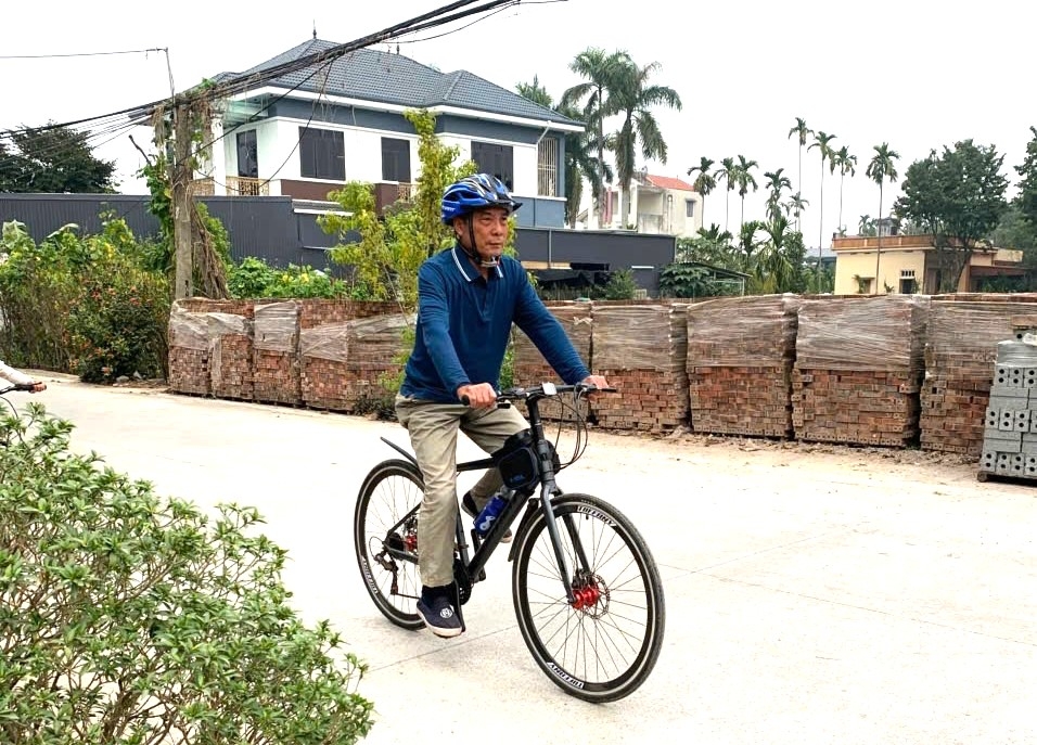 Hằng ngày, ông Mùi làm bạn với chiếc xe đạp vừa rèn luyện sức khỏe vừa có dịp giao lưu, gần gũi bà con