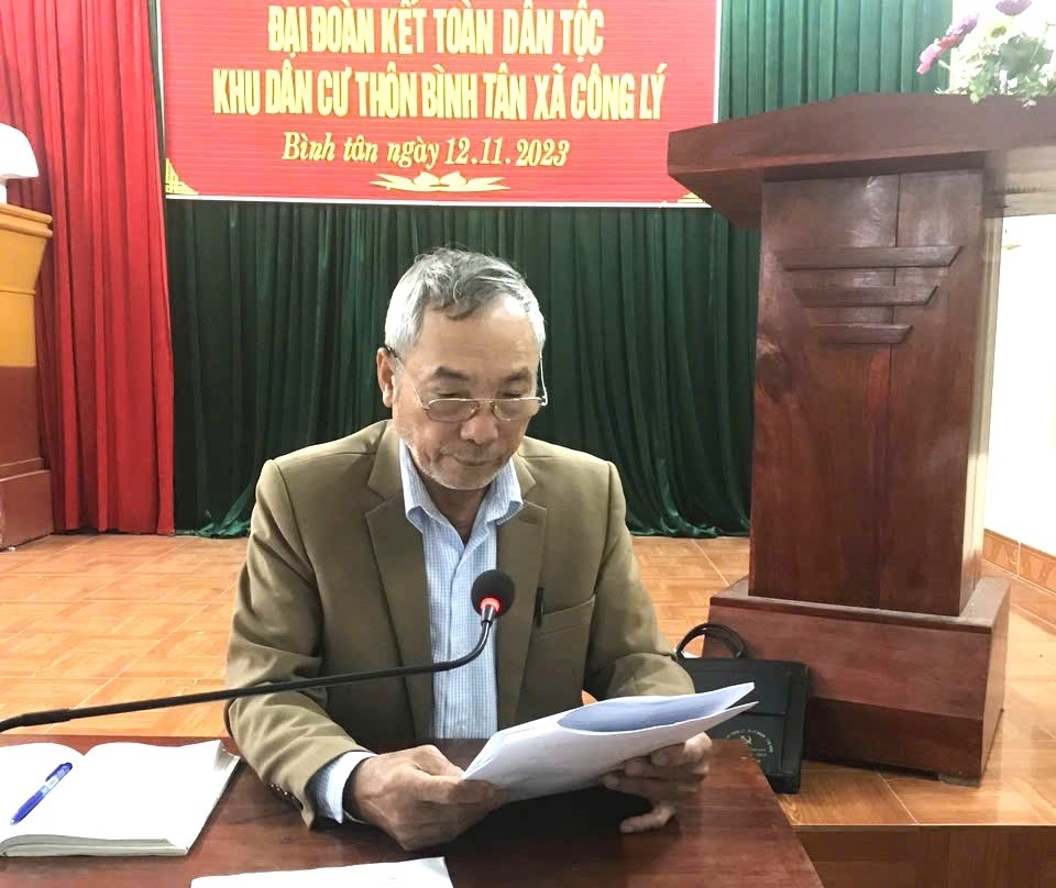 Ông Nguyễn Trọng Mùi chủ trì một cuộc họp ở khu dân cư