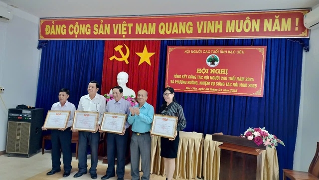 Ông Phạm Ngọc Thành, Chủ tịch Hội NCT tỉnh Bạc Liêu trao Bằng khen của Trung ương Hội NCT Việt Nam cho tập thể và cá nhân có thành tích xuất sắc trong công tác Hội năm 2024.