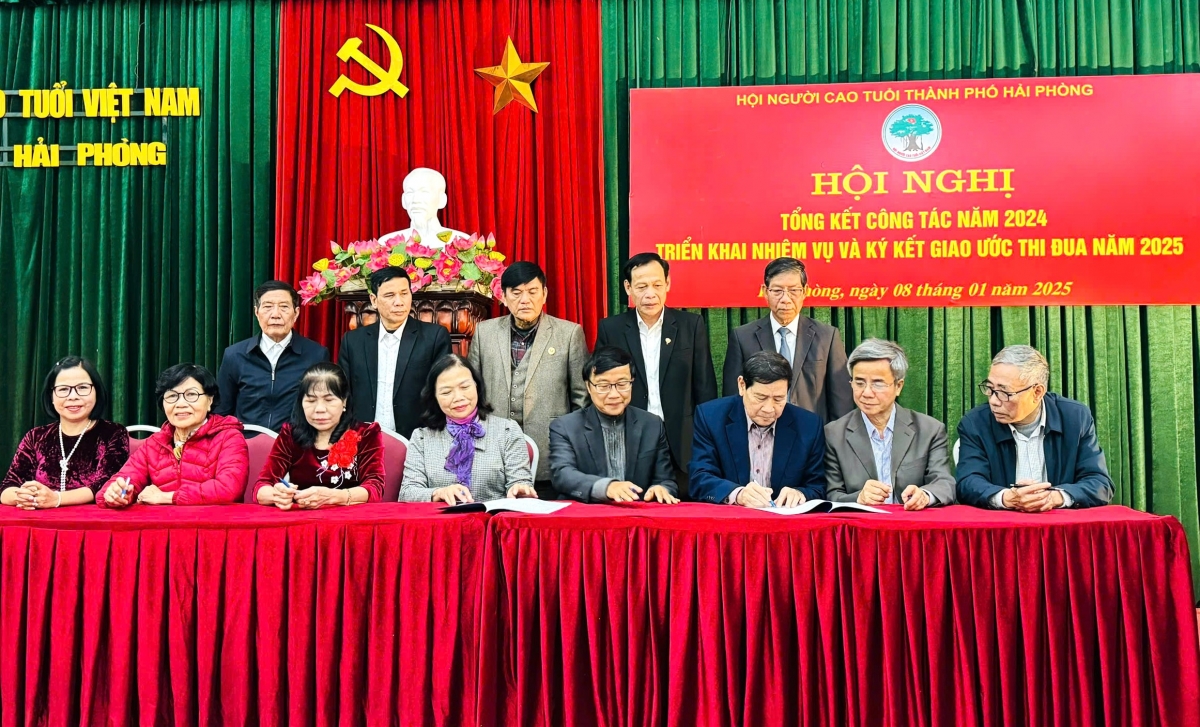 Hội NCT các quận, huyện kí giao ước thi đua năm 2025