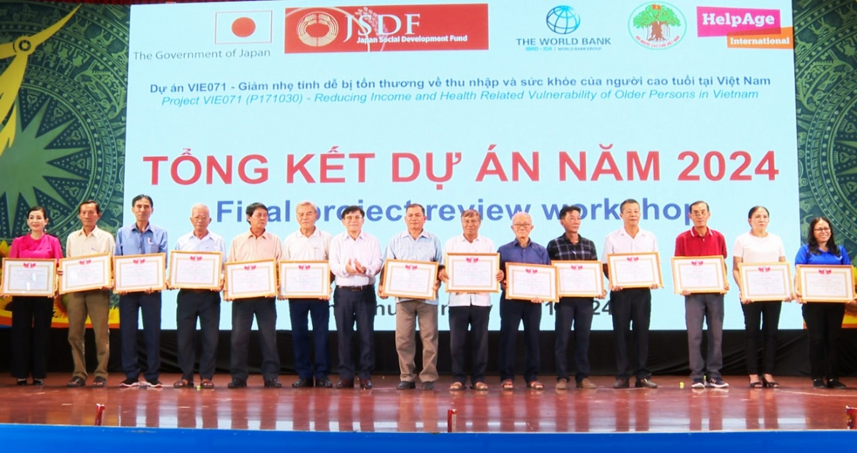 Khen thưởng các tập thể, cá nhân NCT xuất sắc tham gia Dự án nhân rộng mô hình CLB LTHTGN tỉnh Ninh Thuận năm 2024