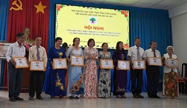 Bà Huỳnh Ngọc Thắm, Phó Trưởng phòng Lao động - Thương binh và Xã hội thị xã trao Giấy khen cho các tập thể và cá nhân có thành tích xuất sắc trong công tác năm 2024.