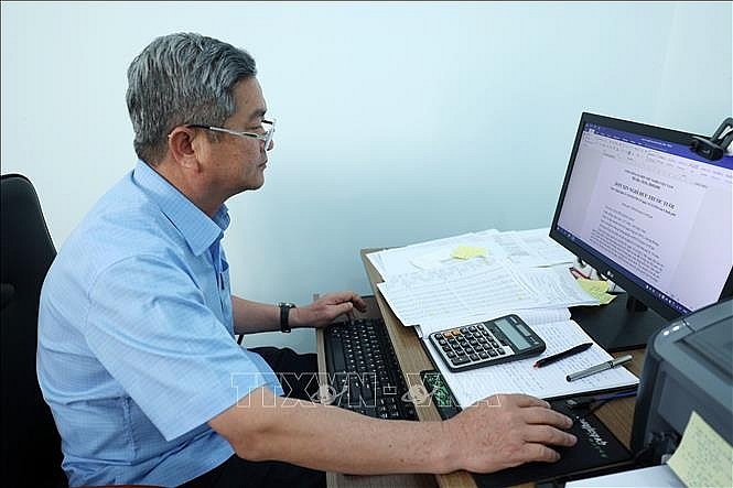 Ông Nguyễn Ngọc Giao, Trưởng phòng Nông nghiệp và Phát triển nông thôn huyện Cư M’Gar, tỉnh Đắk Lắk viết đơn xin nghỉ hưu trước tuổi.