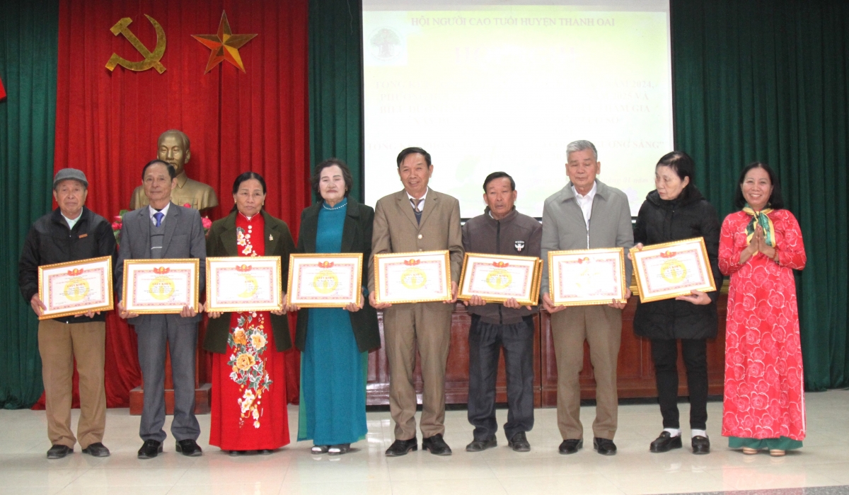 Trao Giấy khen tôn vinh các cá nhân tiêu biểu