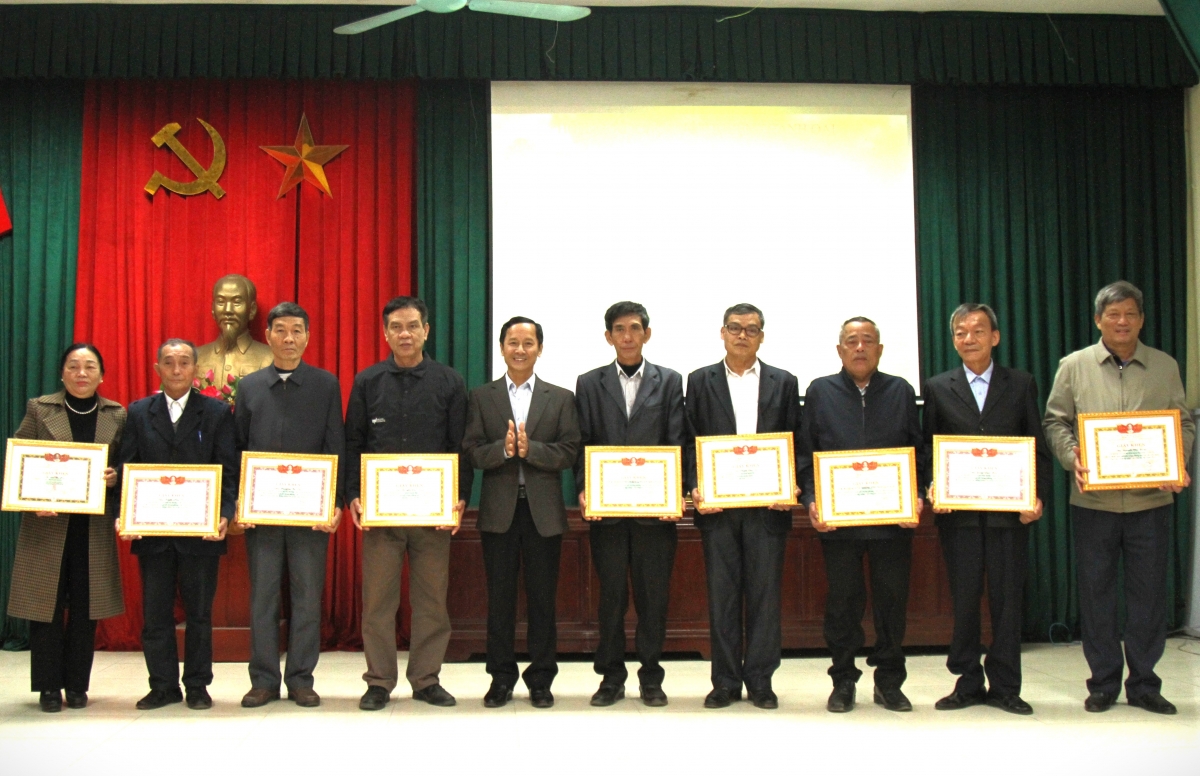 Ông Hồ Minh Tâm trao Giấy khen tôn vinh các tập thể, cá nhân xuất sắc