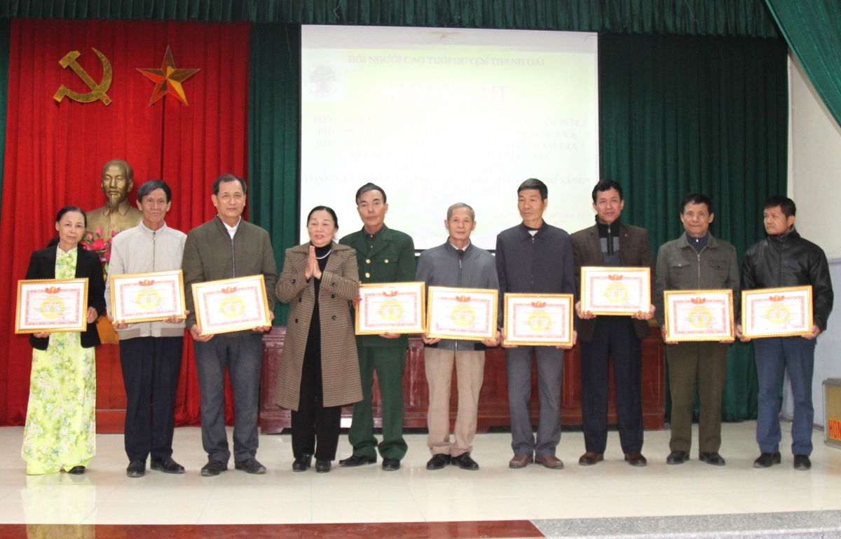 Trao Giấy khen tôn vinh các cá nhân tiêu biểu