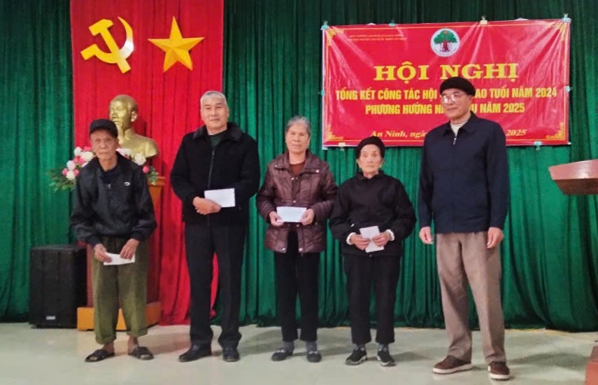 Tặng quà NCT hoàn cảnh khó khăn huyện Bắc Sơn