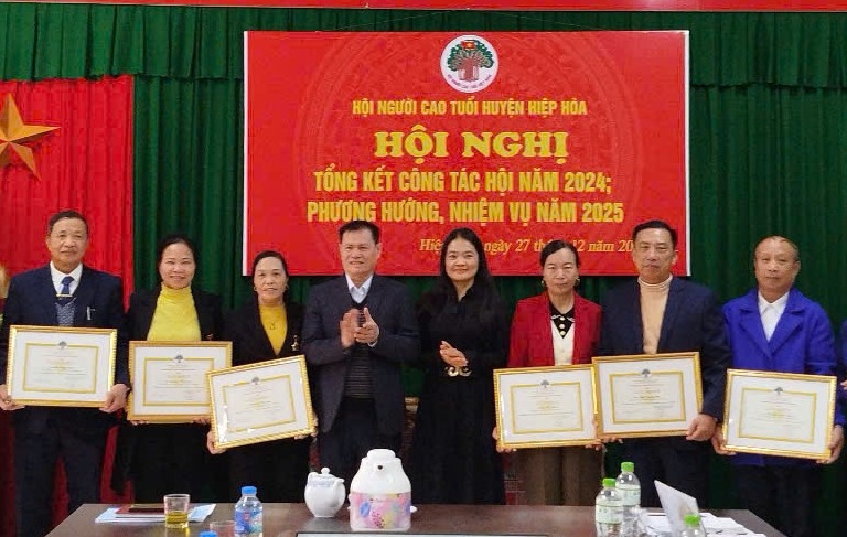 Tặng Giấy khen cho tập thể, cá nhân có thành tích xuất sắc năm 2024