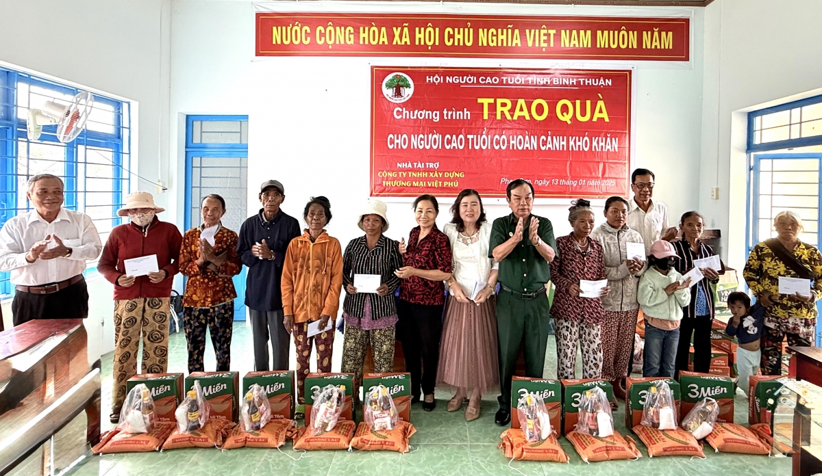 Mang Xuân đến với người cao tuổi có hoàn cảnh khó khăn