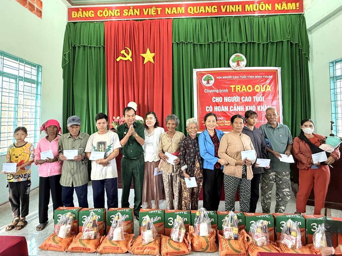 Mang Xuân đến với người cao tuổi có hoàn cảnh khó khăn