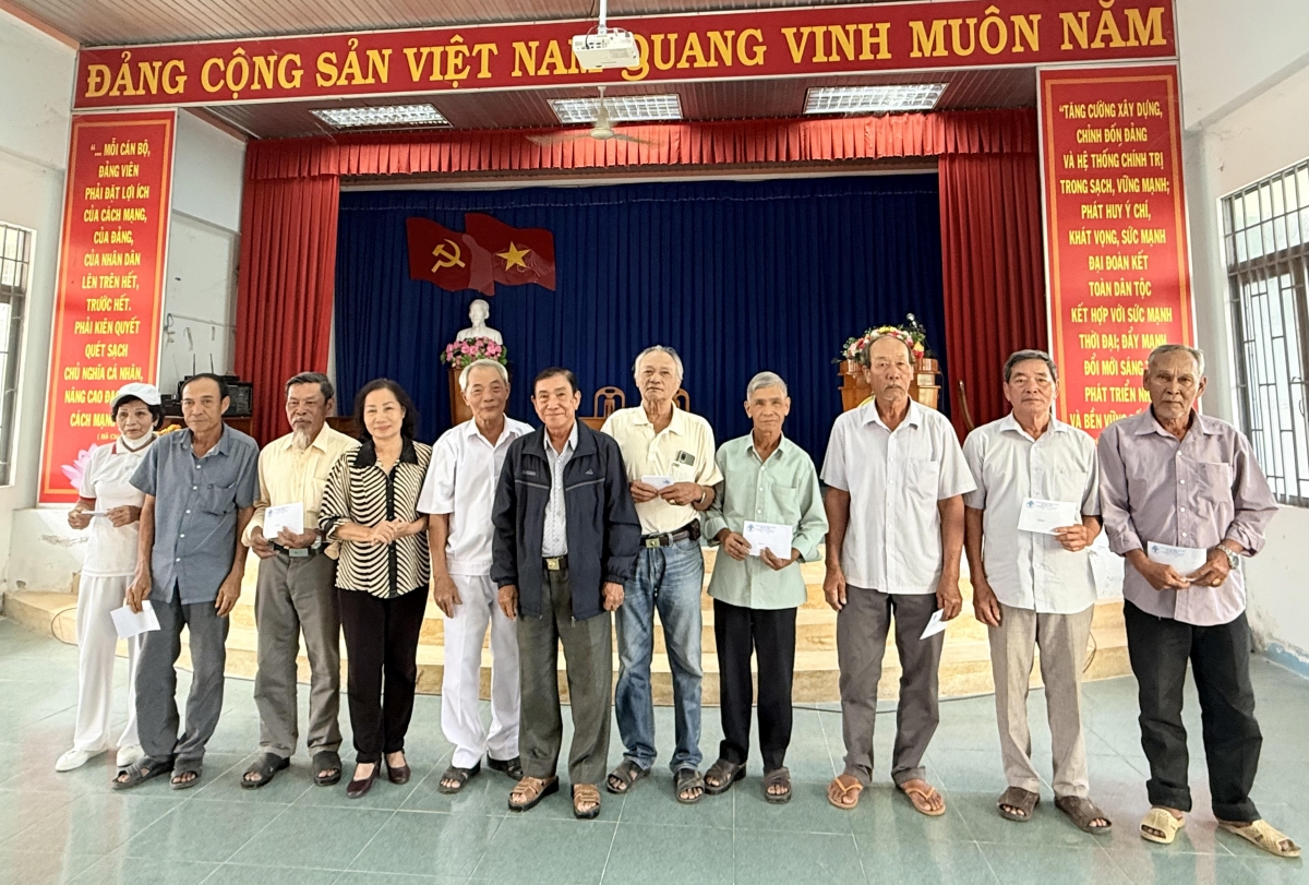 Mang Xuân đến với người cao tuổi có hoàn cảnh khó khăn