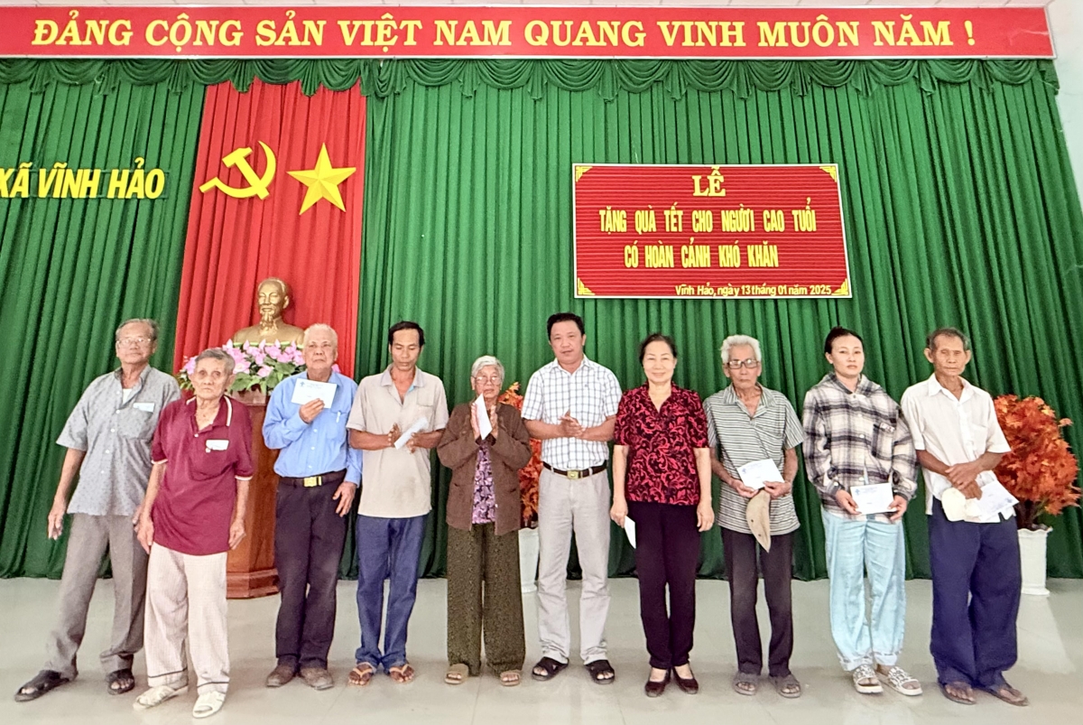 Mang Xuân đến với người cao tuổi có hoàn cảnh khó khăn
